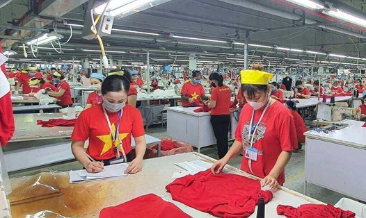 Công nhân Công ty TNHH Wooin Vina “nhuộm đỏ” xưởng trong ngày thứ 2 hằng tuần. Ảnh: Xuân Hào