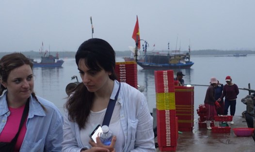 Du khách thức sớm trải nghiệm không khí cảng cá An Lương tại Quảng Nam