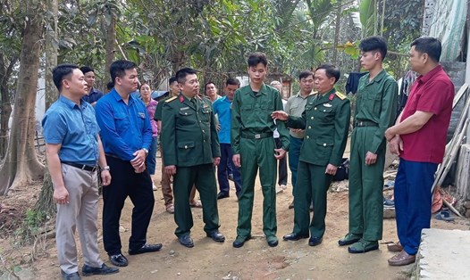 Lãnh đạo Ban Chỉ huy quân sự huyện, xã Kim Bôi thăm, tặng quà, động viên hai anh em Quách Chí Bảo và Quách Xuân Bắc trước khi lên đường nhập ngũ. Ảnh: Bùi Thoa
