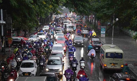 Dự báo Hà Nội và các tỉnh Bắc Bộ có mưa trong sáng mai 23.2. Ảnh: Hữu Chánh