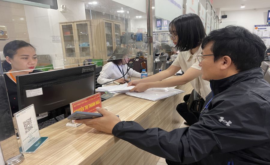 Người dân làm thủ tục cấp, đổi giấy phép lái xe sáng 22.2. Ảnh: Khánh An