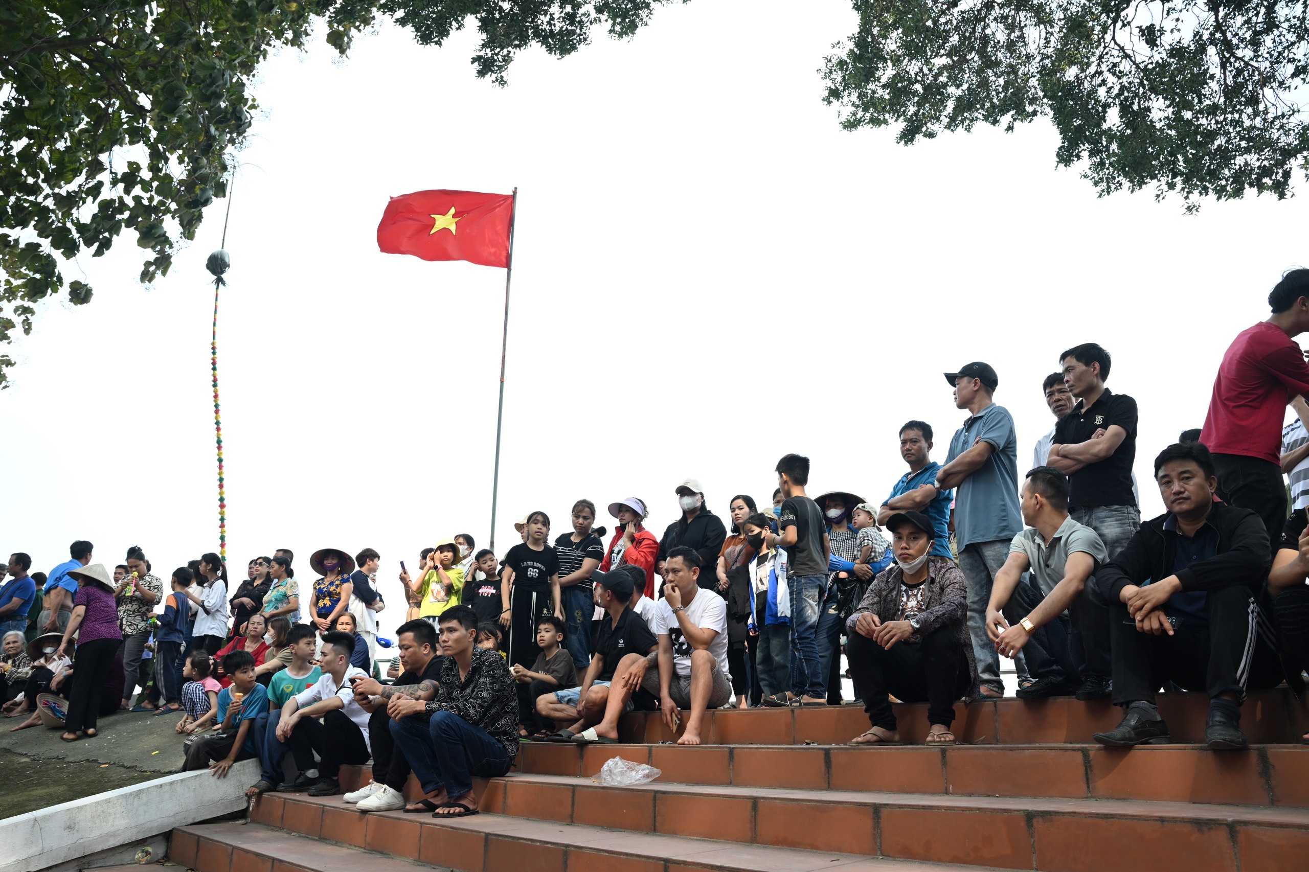 Theo ghi nhận của Lao Động, lượng người về dự hội năm nay không đông bằng năm ngoái.