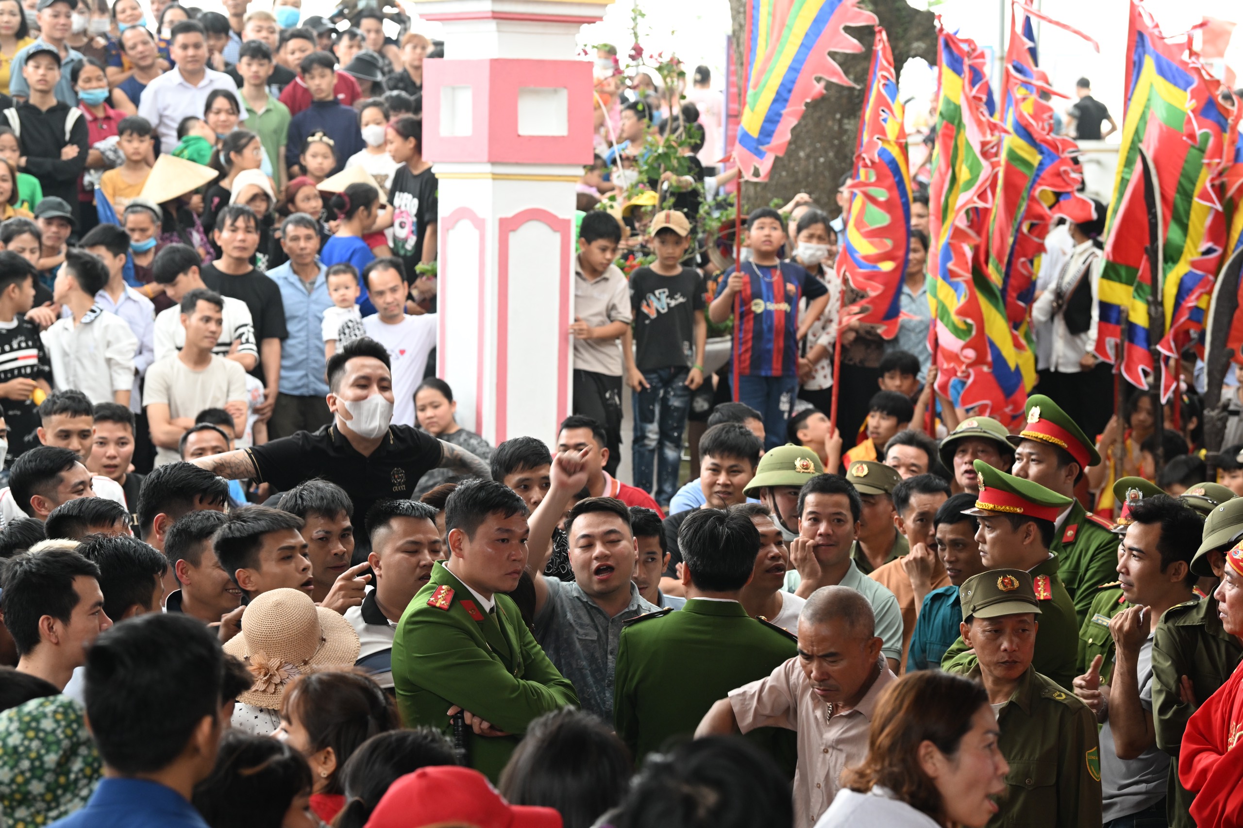 Năm 2019, phần đánh phết “vỡ trận” sau vài phút tổ chức, nên cơ quan chức năng buộc phải tạm dừng. Những năm sau đó, hoạt động này bị dừng do ảnh hưởng Covid-19, và không đảm bảo các điều kiện tổ chức lễ hội văn minh, an toàn.