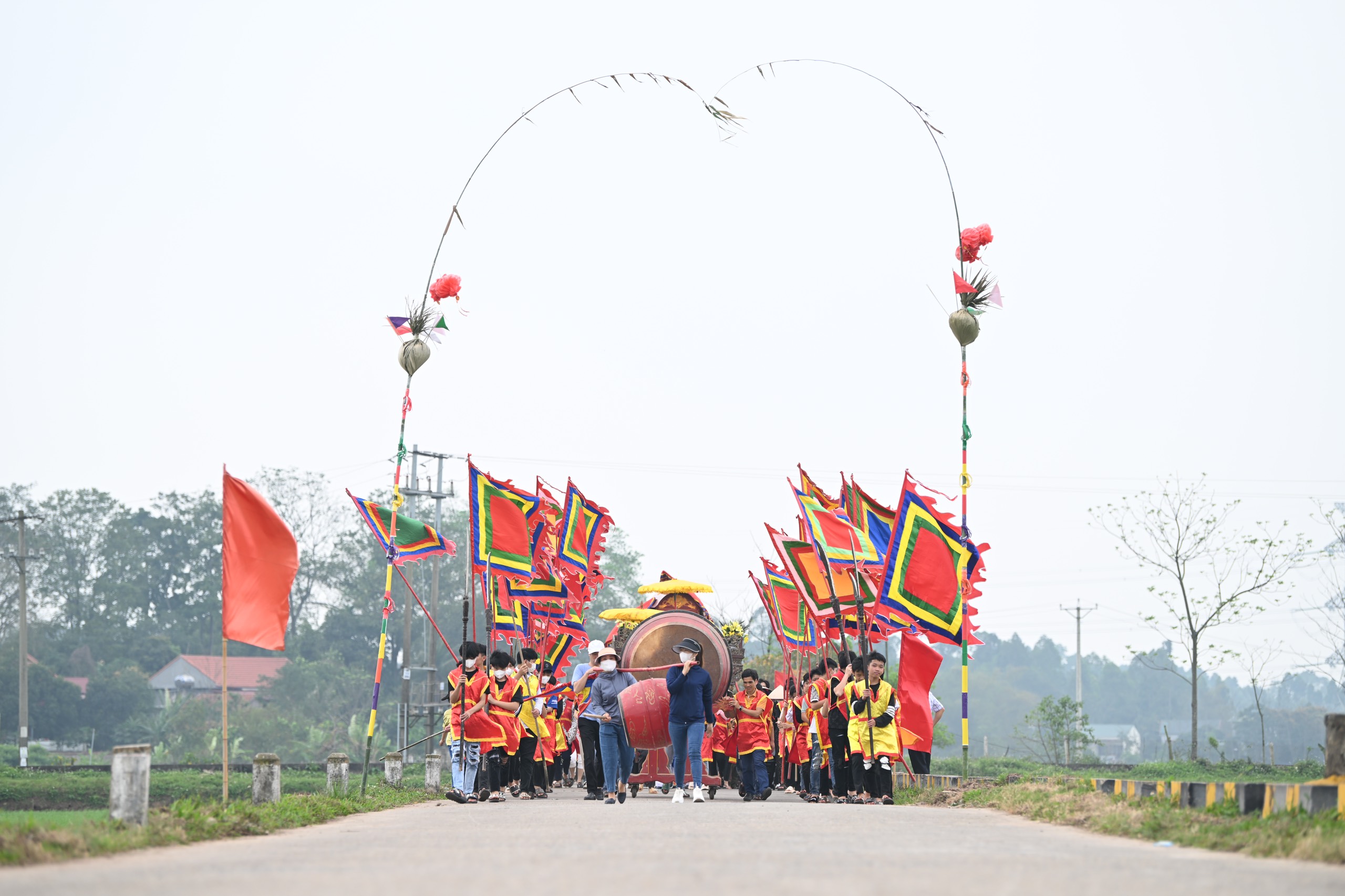 Lễ hội Phết Hiền Quan là lễ hội thường niên, diễn ra vào ngày 12 và 13 tháng Giêng. Đây là dịp nhằm tôn vinh công lao Thiều Hoa Công chúa - một nữ tướng có công chiêu mộ binh sĩ, xả thân giúp Hai Bà Trưng đánh giặc. Thắng trận, đất nước thái bình, bà xin về làng Song Quan (nay là xã Hiền Quan, huyện Tam Nông, tỉnh Phú Thọ) tiếp tục tu hành và dạy nhân dân làm ăn, sinh sống.