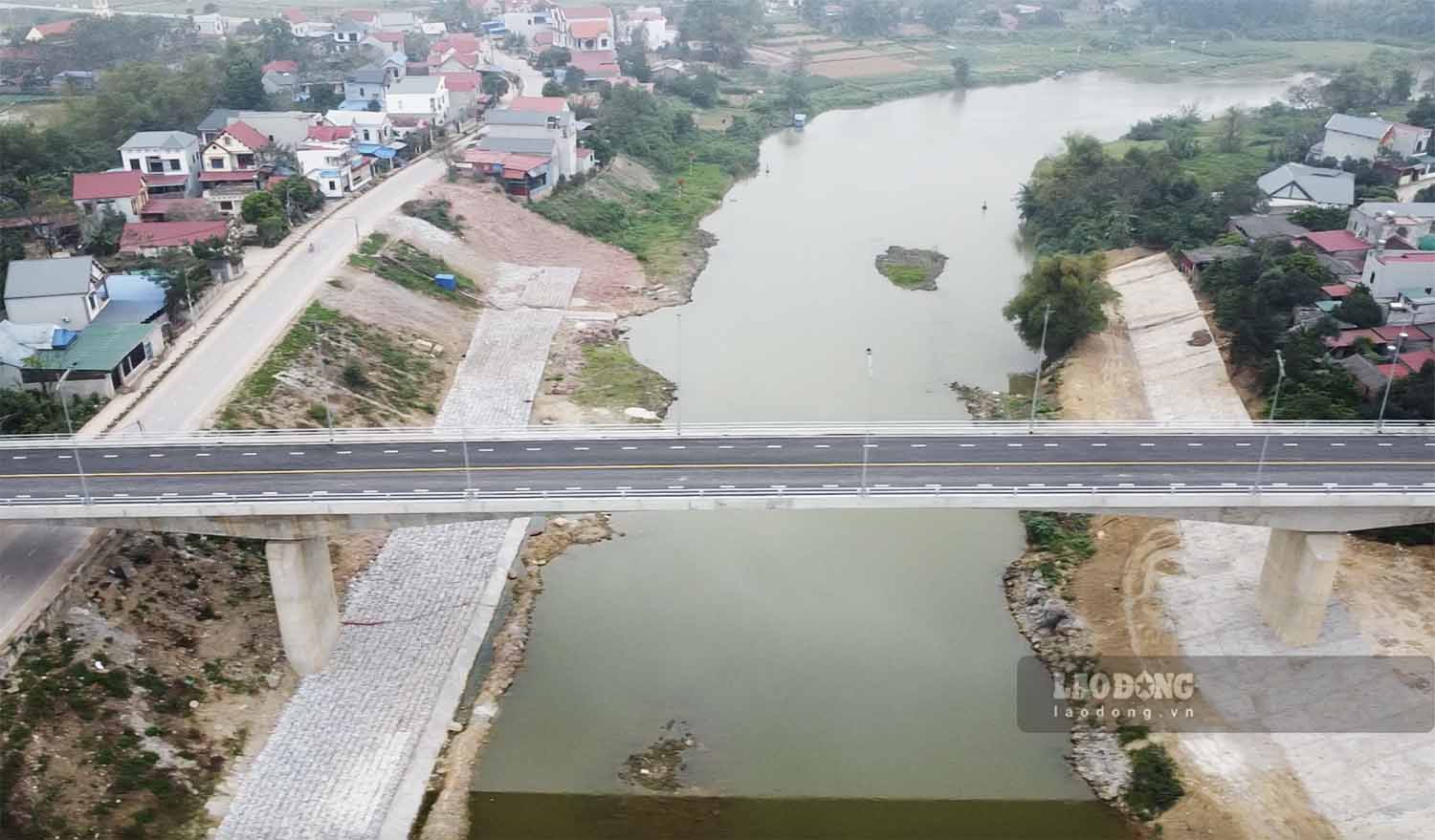 Cầu Hoà Sơn vượt sông Cầu kết nối TP Phổ Yên (Thái Nguyên) với huyện Hiệp Hoà (Bắc Giang) tổng mức đầu tư hơn 540 tỉ đồng, khởi công cuối năm 2022 và dự kiến thông xe trước Tết Nguyên đán 2024.  