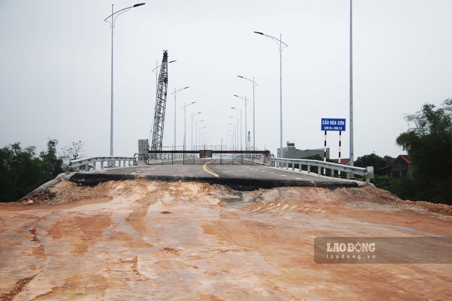 Nguyên nhân do phần đường dẫn lên cầu bên phía phường Đông Cao (TP Phổ Yên) vẫn chưa hoàn thiện. Đây cũng là điểm đầu của dự án tuyến đường liên kết Thái Nguyên - Bắc Giang - Vĩnh Phúc do Ban Quản lý dự án đầu tư xây dựng các công trình giao thông (ĐTXD CTGT) tỉnh Thái Nguyên làm chủ đầu tư.