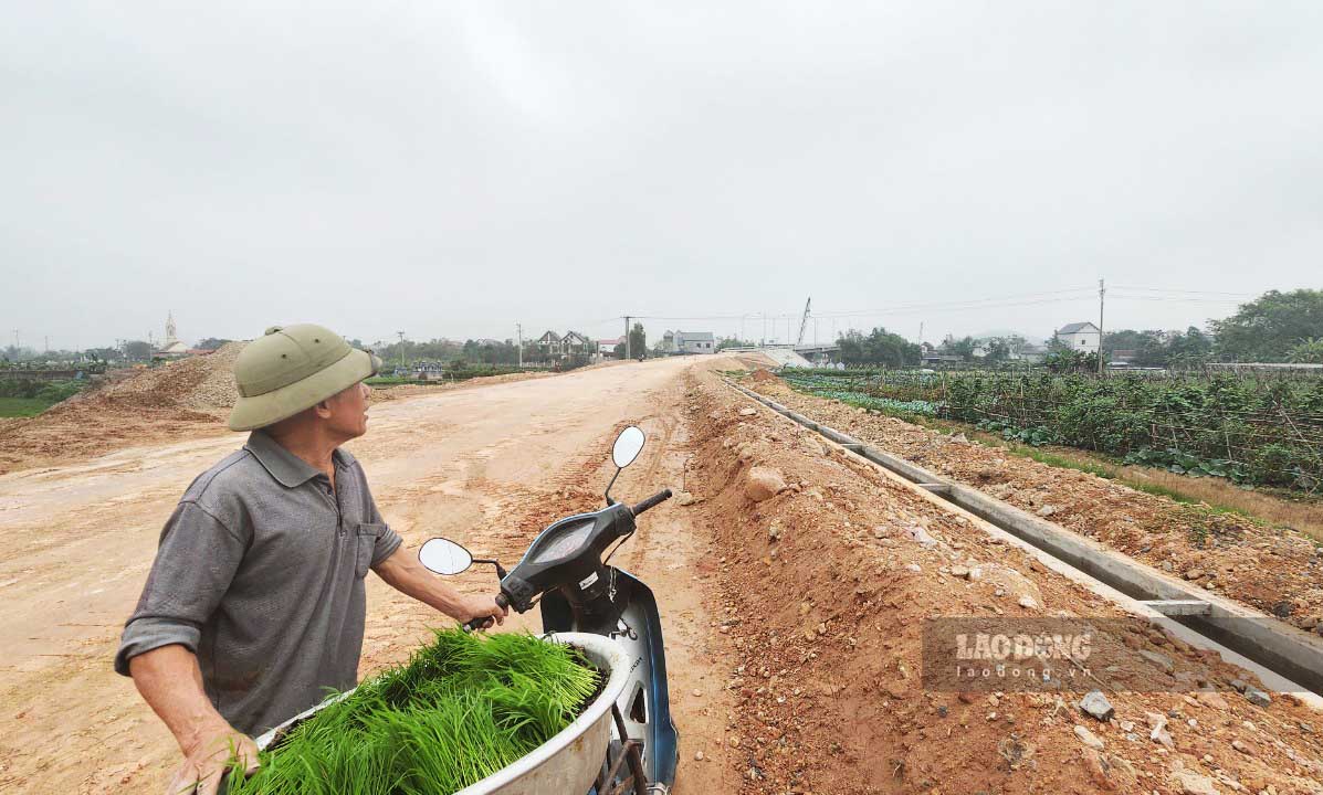 Ông Đặng Văn Thanh (xóm Rùa, phường Đông Cao) sống gần cây cầu cho biết, người dân mong chờ cầu Hoà Sơn sớm thông xe để đi lại, thăm thân thuận tiện. Trước Tết có nghe nói sẽ thông xe nhưng đến nay vì chưa xong đường dẫn nên vẫn chưa đi lại được.