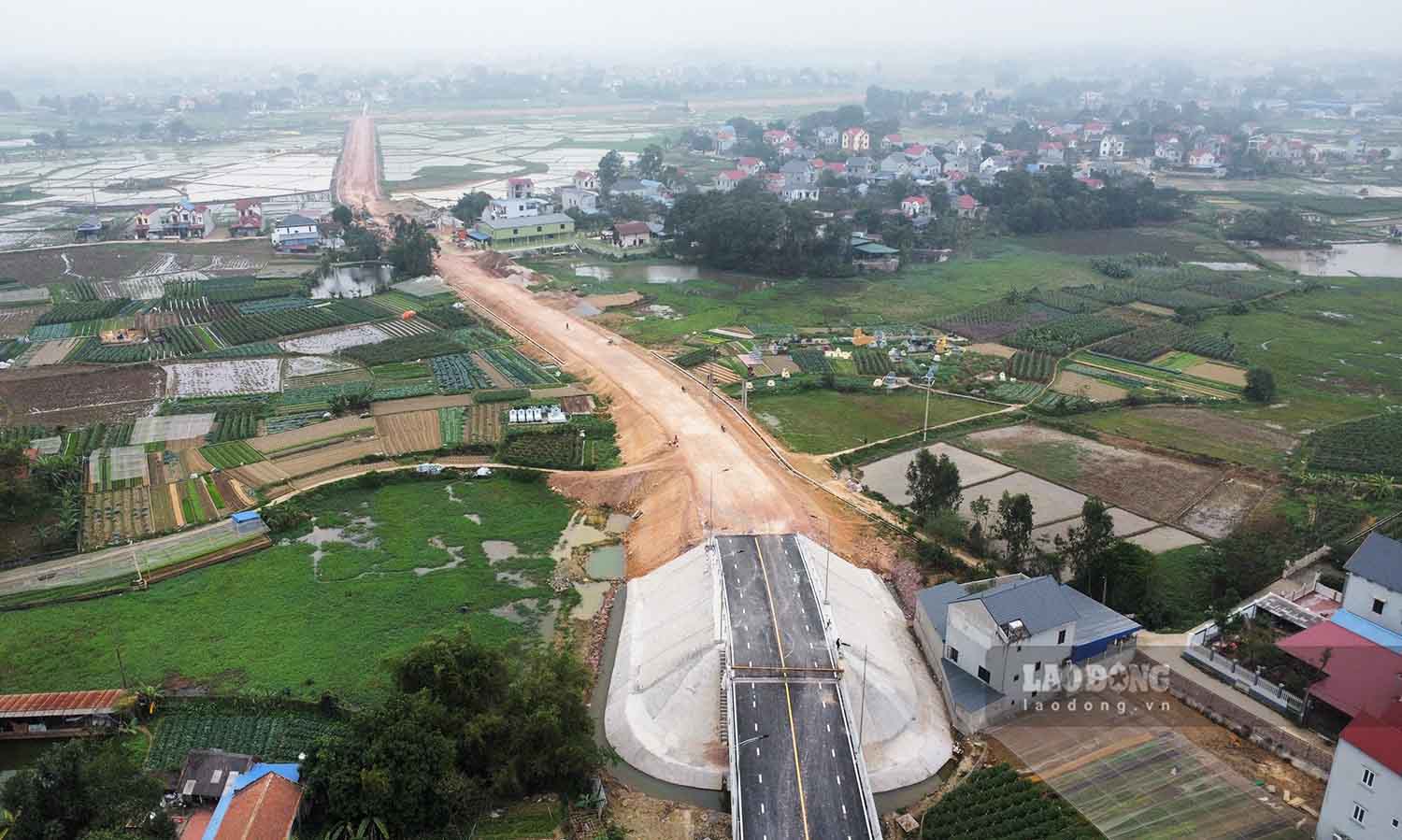 “Đoạn đường dẫn cầu Hoà Sơn là một phần của tuyến đường liên kết. Chúng tôi phấn đấu trong năm 2024 sẽ hoàn thành dự án, trước 1 năm do với dự kiến, hiện dự án đang đạt và vượt tiến độ“, vị 