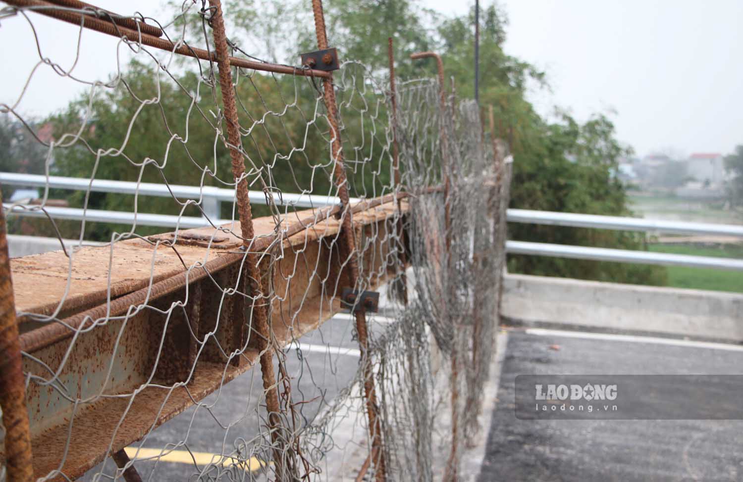 Trong khi chờ đợi thông xe, cầu Hoà Sơn vẫn được rào chắn hai đầu bằng những hàng rào sắt kiên cố.
