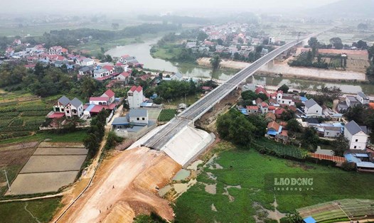 Cầu Hoà Sơn nối Thái Nguyên - Bắc Giang đã làm xong nhưng chưa thể thông xe vì thiếu đường dẫn.