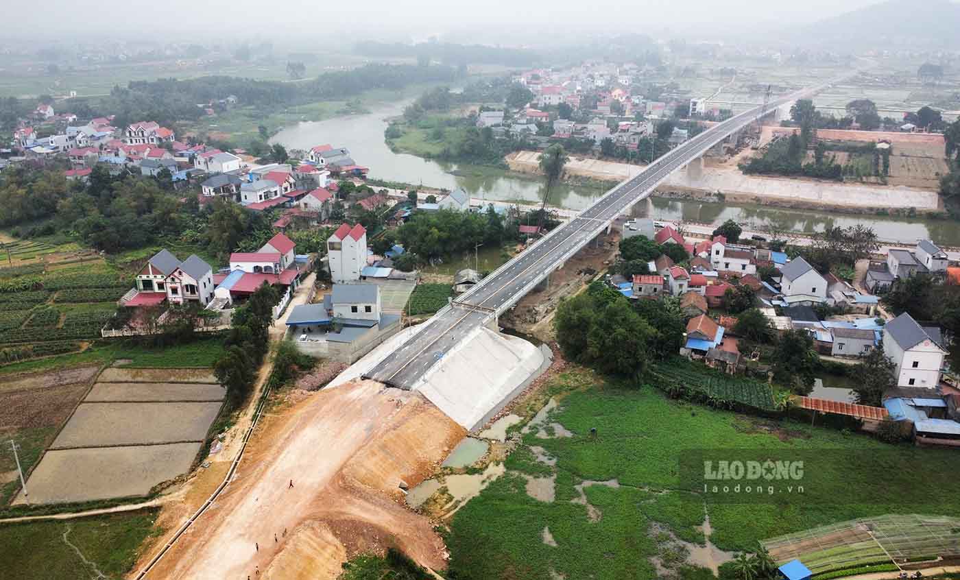 Ghi nhận trong ngày 22.2, cầu Hoà Sơn vượt sông Cầu kết nối TP Phổ Yên (Thái Nguyên) với huyện Hiệp Hoà (Bắc Giang) đã thi công xong phần cầu và các hạng mục phụ trợ.