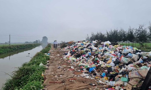 Bãi rác lộ thiên của xã Hiệp Hòa (huyện Vũ Thư, tỉnh Thái Bình) gây ô nhiễm. Ảnh: Hà Vi