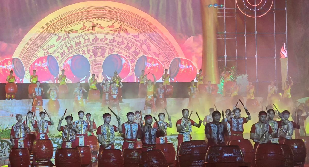 Màn trống khai hội lễ hội đền Trần Thái Bình 2024 đặc sắc với sự góp mặt của 175 tay trống, tượng trưng cho 175 năm vương triều nhà Trần hưng thịnh. Ảnh: Trung Du 