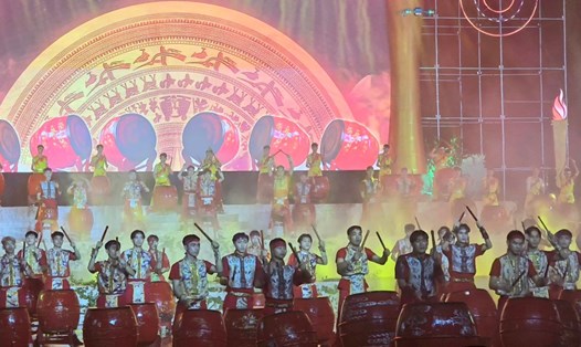 Màn trống khai hội lễ hội đền Trần Thái Bình 2024 đặc sắc với sự góp mặt của 175 tay trống, tượng trưng cho 175 năm vương triều nhà Trần hưng thịnh. Ảnh: Trung Du 