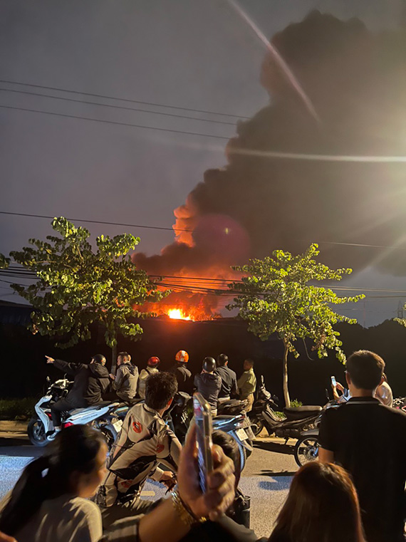 Vụ cháy thu hút đông người theo dõi. Ảnh: Nguyễn Dũng