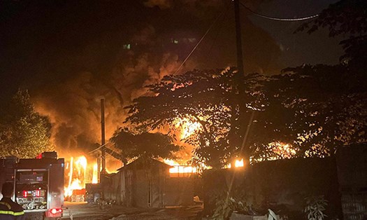 Nhà kho chứa nguyên liệu tại xã An Hồng, huyện An Dương, Hải Phòng vẫn đang bốc cháy. Ảnh: Nguyễn Dũng