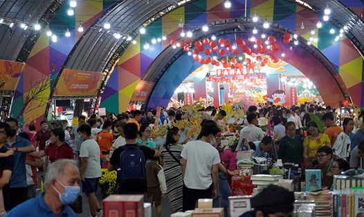 Lễ hội Đường sách Tết Giáp Thìn 2024 là điểm đến hấp dẫn đối với người dân, du khách trong và ngoài nước. Ảnh: Thanh Vũ
