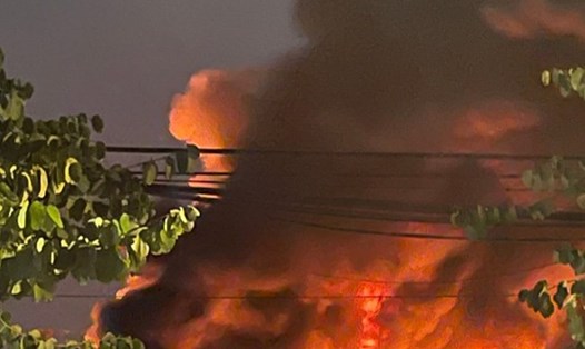 Vụ cháy kho nguyên liệu tại Hải Phòng được dập tắt lúc 22h15 phút ngày 22.2. Ảnh: Nguyễn Dũng