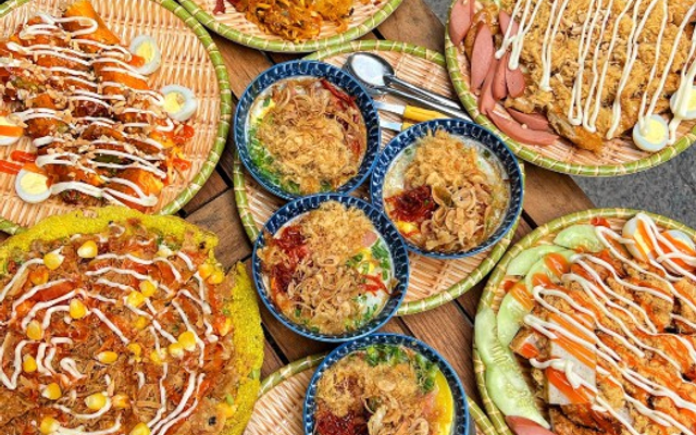Trứng chén nướng, bánh tráng nướng… là những món ăn vặt đắt khách. Ảnh: Foody