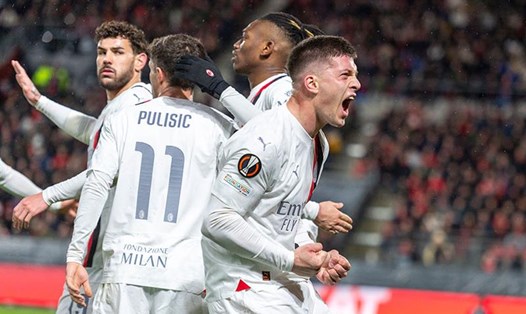 AC Milan thua 2-3 trên sân Rennes nhưng vẫn thắng chung cuộc 5-3 để có vé vào vòng 1/8 Europa League. Ảnh: Football Italia