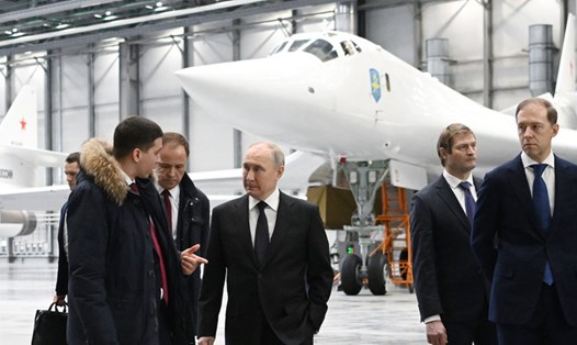 Tổng thống Nga Vladimir Putin thăm Nhà máy Hàng không Kazan. Ảnh: Sputnik