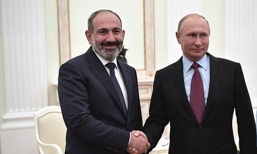 Tổng thống Nga Vladimir Putin (phải) và Thủ tướng Armenia Nikol Pashinyan tại Điện Kremlin, ngày 8.9.2018. Ảnh Điện Kremlin