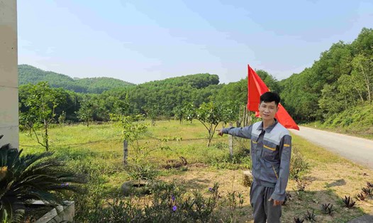 Anh Nguyễn Văn Vũ chỉ địa điểm mảnh đất tranh chấp. Ảnh: Phúc Đạt