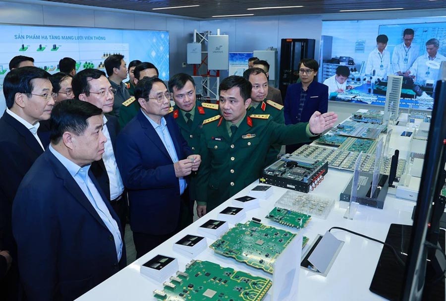 Thủ tướng Chính phủ Phạm Minh Chính tham quan các sản phẩm công nghệ cao tiêu biểu do Viettel nghiên cứu và sản xuất hồi năm 2023. Ảnh: Dương Giang


