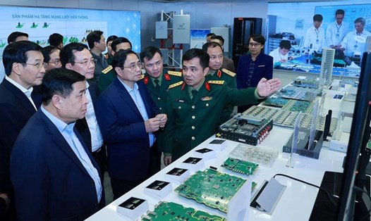 Thủ tướng Chính phủ Phạm Minh Chính tham quan các sản phẩm công nghệ cao tiêu biểu do Viettel nghiên cứu và sản xuất hồi năm 2023. Ảnh: Dương Giang

