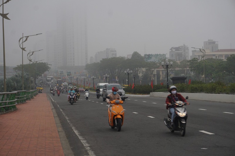 Sương mù xuất hiện tại khu vực cầu Rồng.
