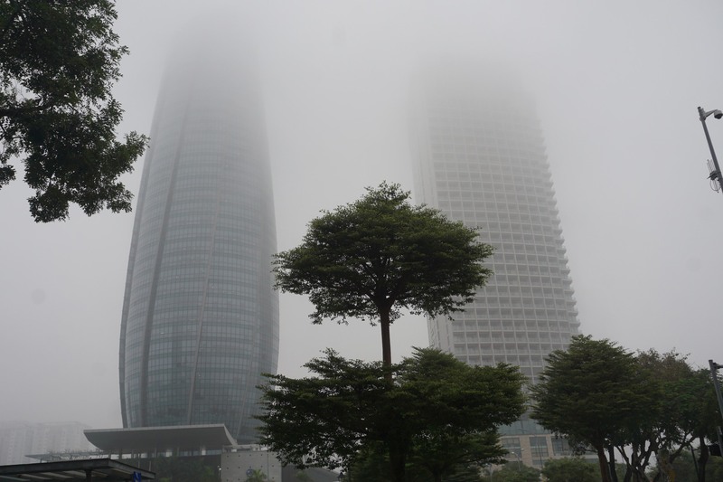Sương mù mờ mịt tại tòa nhà Trung tâm hành chính TP Đà Nẵng.