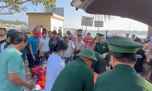 Tàu cá của ngư dân Nguyễn Đảm va chạm với tàu chở hàng của tỉnh Nam Định trên vùng biển Quảng Ngãi, các nạn nhân sau đó được đưa đi cấp cứu. Ảnh: Ngọc Viên