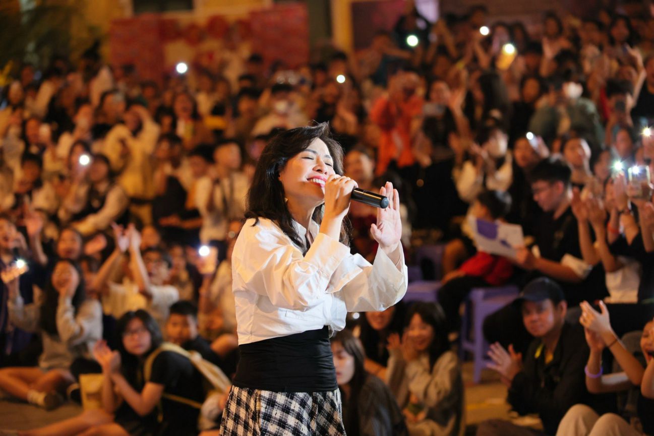 Ca sĩ Thùy Dung biểu diễn tại Trường Trung học phổ thông Trưng Vương (Hà Nội). Ảnh: Nhân vật cung cấp