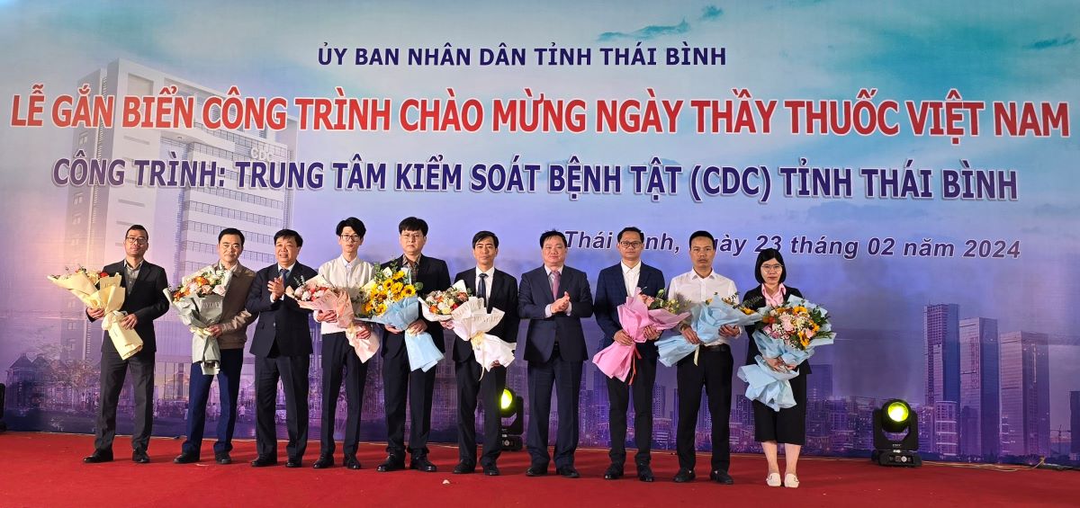 Lãnh đạo UBND tỉnh Thái Bình tặng hoa chúc mừng, cảm ơn đại diện chủ đầu tư, các nhà thầu. Ảnh: Trung Du