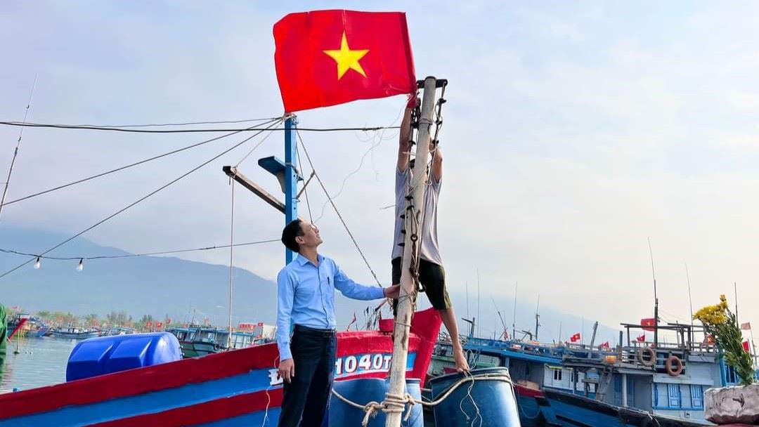 Ngư dân Sơn Trà treo cờ tổ quốc và chuẩn bị xuất bến ra khơi. Ảnh: Doãn Quang