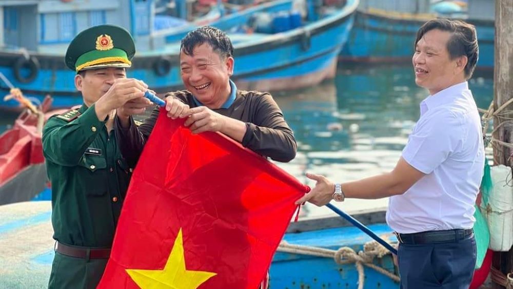 Ngư dân Sơn Trà treo cờ tổ quốc và chuẩn bị xuất bến ra khơi. Ảnh: Doãn Quang