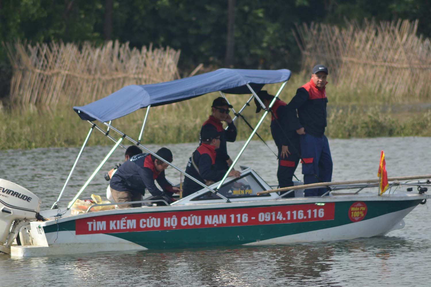 Đội cứu hộ 116 tìm kiếm cô gái tại khu vực cầu Cù Sơn, xã Vân Côn, Hoài Đức hồi tháng 8.2022 nhưng không có kết quả. Ảnh: Nguyễn Huy