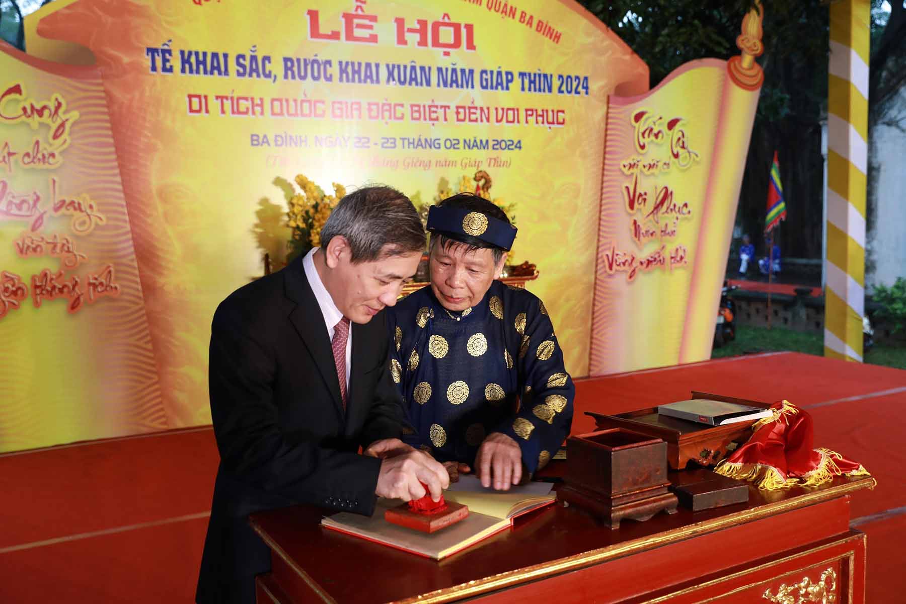 Bí thư Quận ủy Ba Đình Hoàng Minh Dũng Tiến thực hiện nghi thức khai ấn triều Lý. Ảnh: Phạm Đông