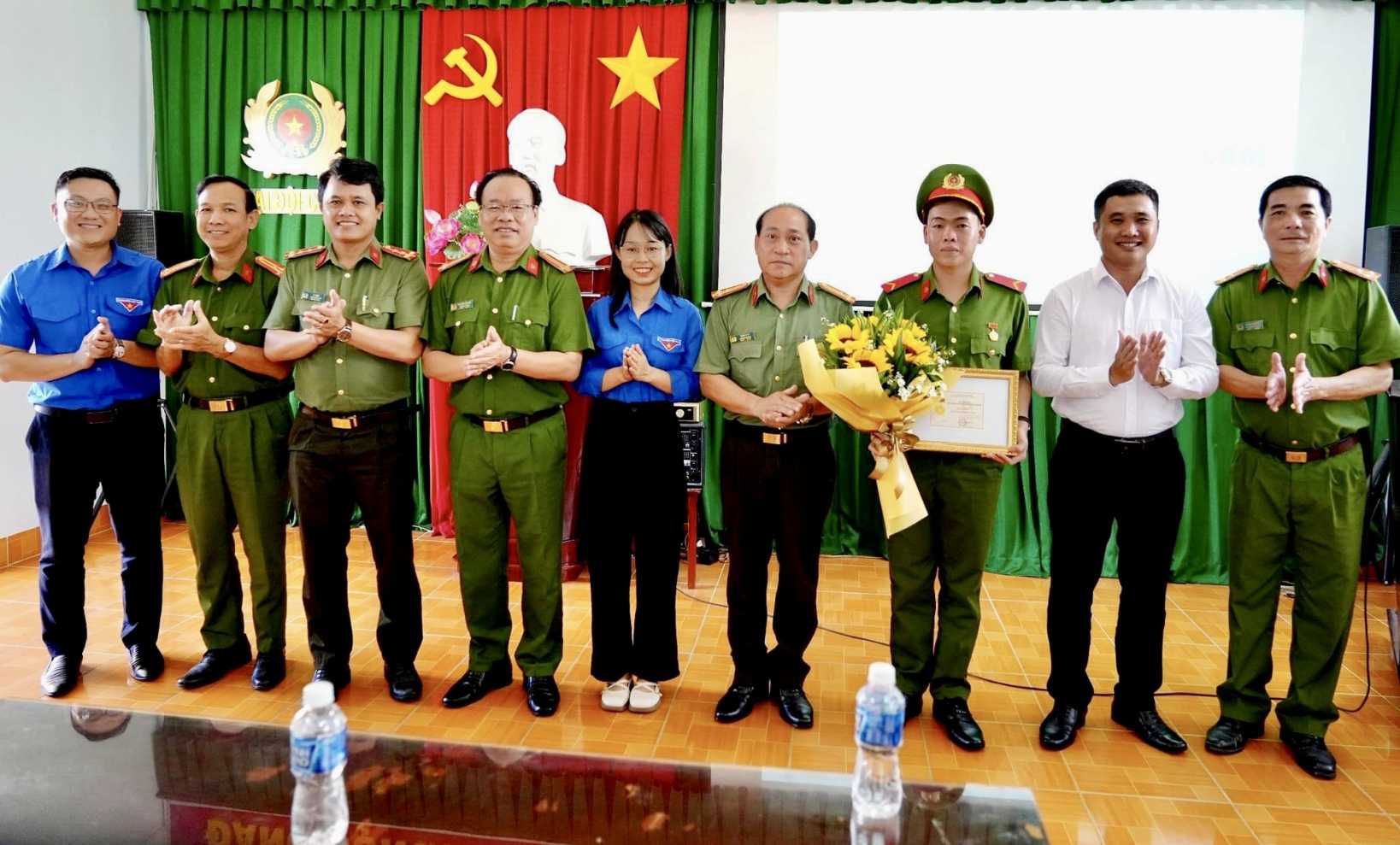 Lãnh đạo các phòng trong công an tỉnh và Ban Thường vụ Tỉnh đoàn chúc mừng Binh nhất Hồ Tài. Ảnh: Công an