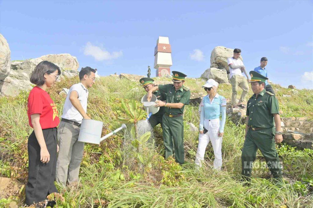 Chỉ huy Bộ đội biên phòng và lãnh đạo Tổng công ty Khí Việt Nam chăm sóc cây bàng vuông trên Hòn Nhạn (xã đảo Thổ Châu). Ảnh: Biên phòng Kiên Giang