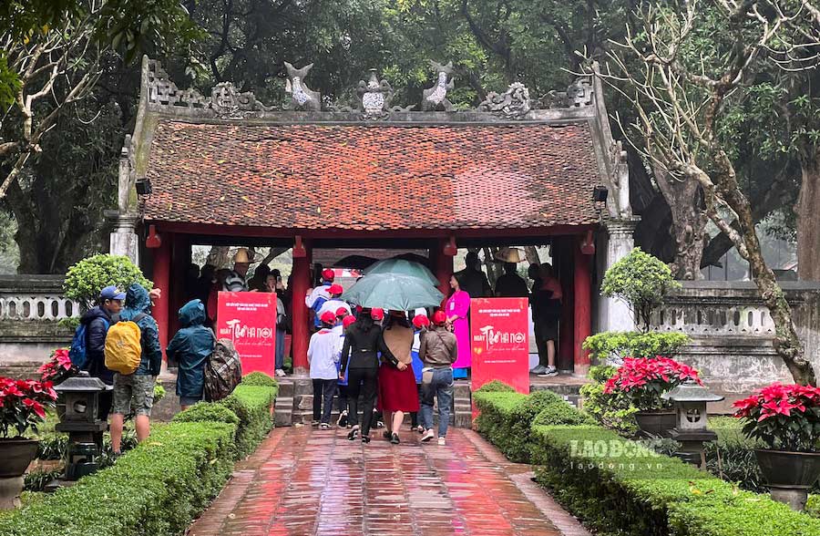 Ngày thơ hòa chung không khí thơ ca Rằm Nguyên tiêu. Sau phần khai mạc, ngày hội tiếp tục diễn ra đến 17h ngày 23.2, với các cuộc thi Trình diễn thơ của các nhà thơ hội viên Hội Nhà văn Hà Nội, thi Trưng bày quán thơ của các Câu lạc bộ thơ Thủ đô và các đơn vị báo chí trực thuộc Hội Liên hiệp Văn học nghệ thuật Hà Nội. Hội Nhiếp ảnh Hà Nội và Hội Mỹ thuật Hà Nội tổ chức trưng bày các tác phẩm xuất sắc về Hà Nội, mùa xuân và quê hương đất nước tại Văn Miếu - Quốc Tử Giám.