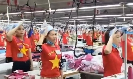 Hình ảnh hàng nghìn công nhân "nhuộm đỏ" xưởng trong buổi chào cờ đầu tuần lan truyền trên mạng xã hội. Ảnh: Cắt từ clip