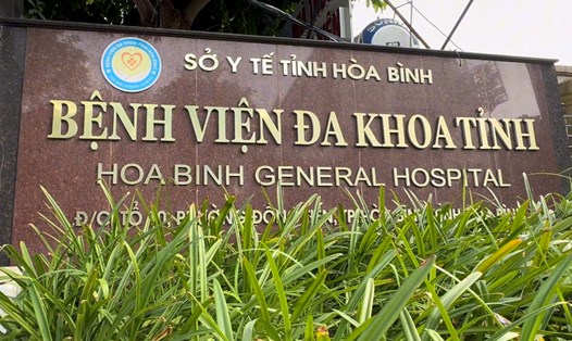 3 trong 4 học sinh bị ngộ độc nghi do uống nước ngọt ở cổng trường đang điều trị tại Bệnh viện Đa khoa tỉnh Hoà Bình. Ảnh: Khánh Linh