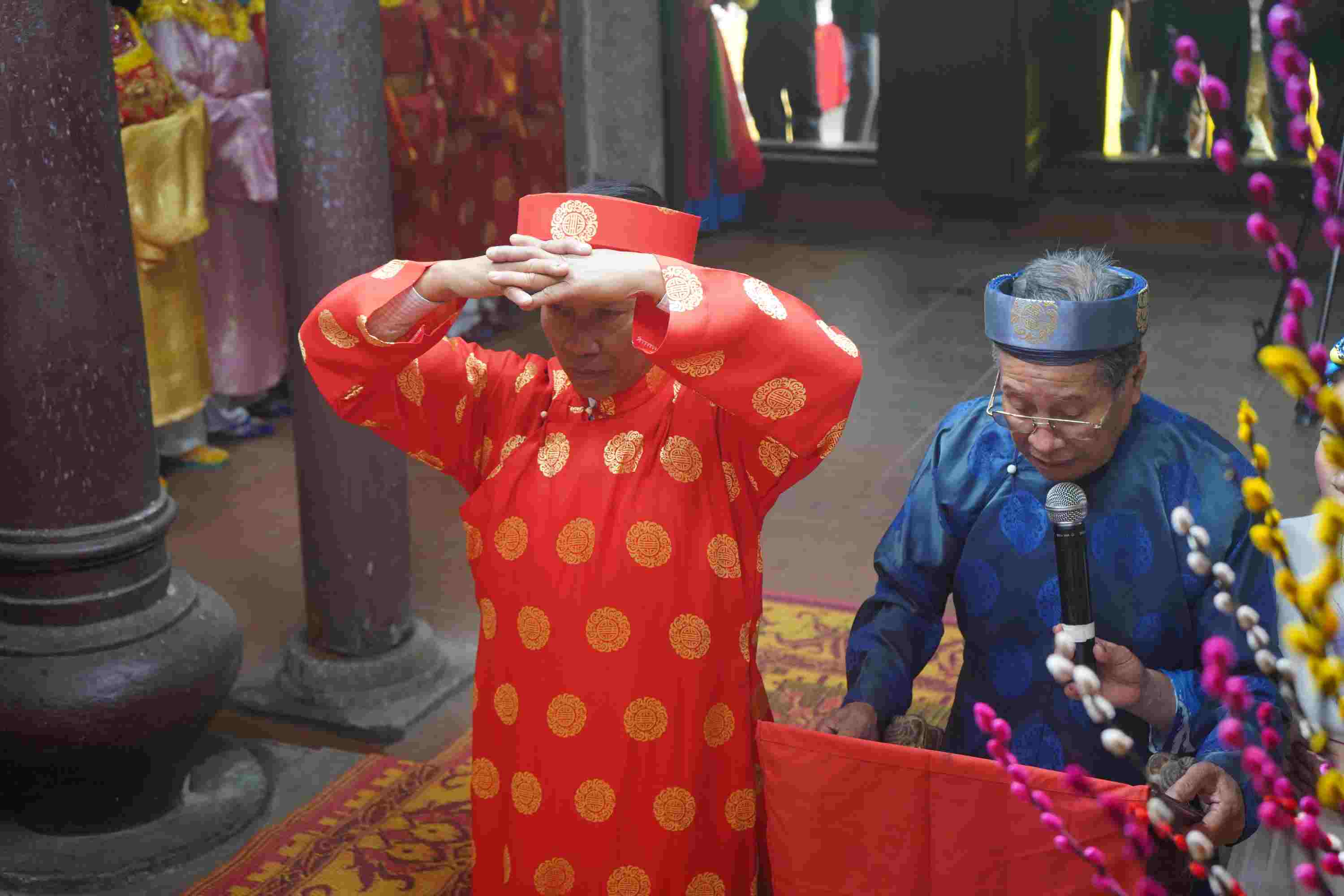 Sau đó, chủ tế cùng các vị cao niên trong làng dâng hương tại đền Hòa Liễu, kết thúc nghi lễ chính trong lễ hội Minh Thề - lễ hội thề “không tham nhũng” độc nhất, vô nhị ở Việt Nam.