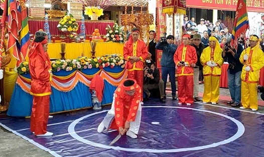 Nghi thức tế lễ tại lễ hội Minh Thề - chủ tế dùng dao vẽ một vòng tròn lớn giữa Đài thề. Ảnh: Mai Dung