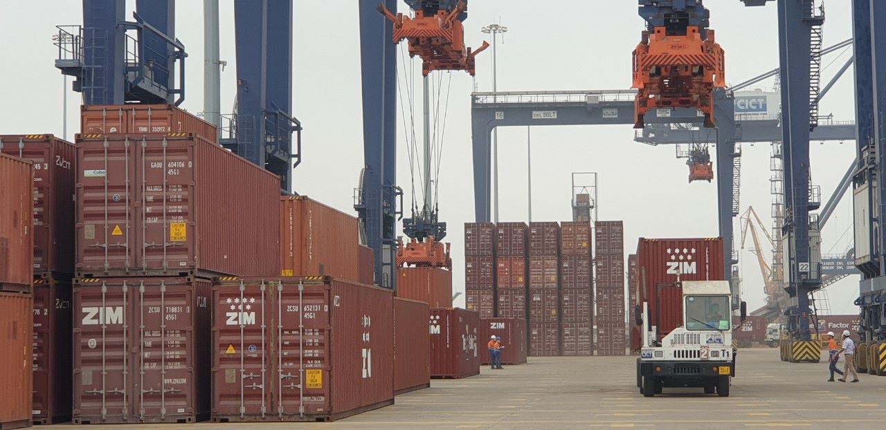 Bốc dỡ container từ tàu SEASPAN KOBE xuống Cảng container quốc tế Cái Lân. Ảnh: Nguyễn Hùng