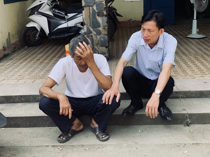 Ông Phan Xuân Ninh (68 tuổi) ở xã Tịnh Kỳ (bên trái) khóc nghẹn khi đứa con trai đang mất tích trong vụ tai nạn trên. Ảnh: Ngọc Viên