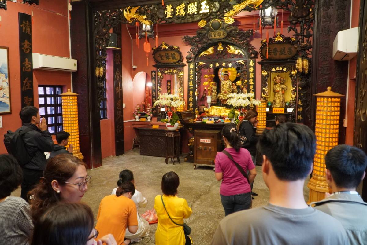 Và chùa Phước Hải nổi tiếng linh thiêng từ lâu, được người dân gần xa gửi gắm niềm tin.