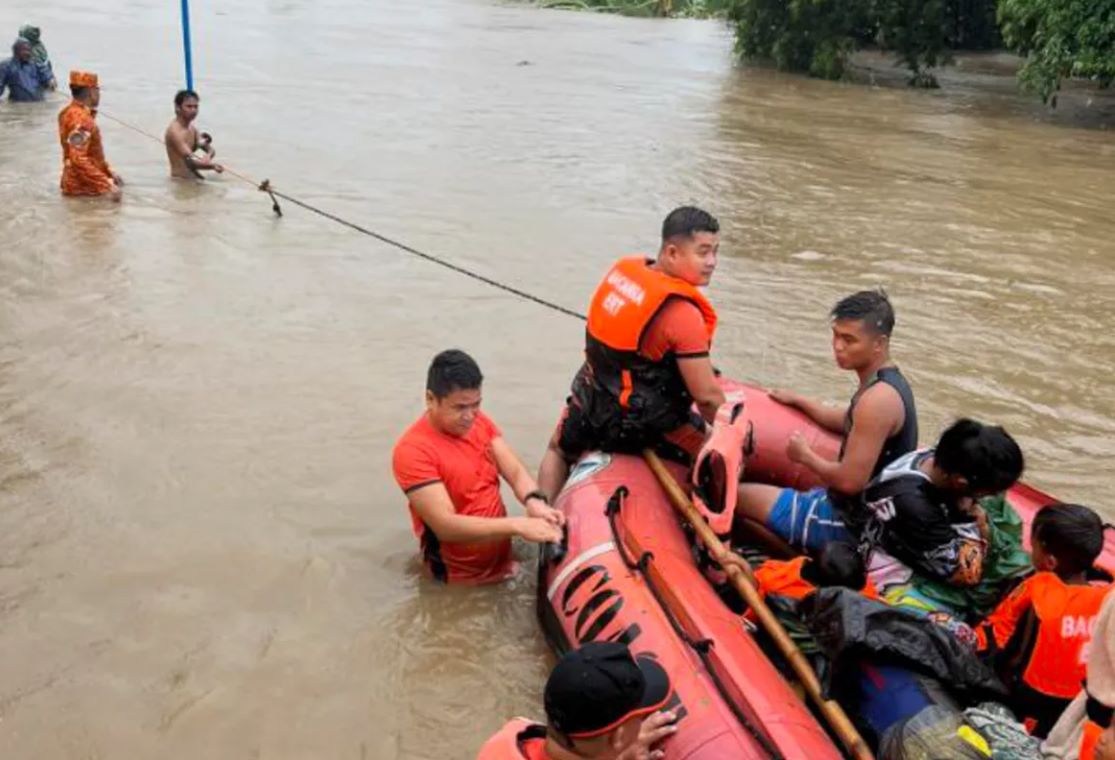 Lực lượng cứu hộ sử dụng thuyền cao su để sơ tán người dân lên vùng đất cao hơn ở Bacarra, tỉnh Ilocos Norte, Philippines sau bão Doksuri, tháng 7.2023. Ảnh: Cảnh sát biển Philippines