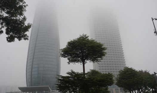 Sương mù mờ mịt tại tòa nhà Trung tâm hành chính TP Đà Nẵng. Ảnh: Mỹ Linh